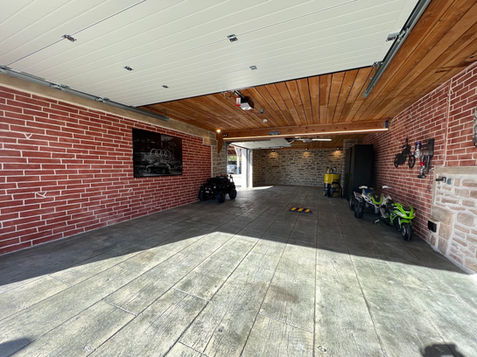 Réalisation d'un Béton Bois Vintage cérusé gris à l'intérieur d'un garage au style rétro industriel.