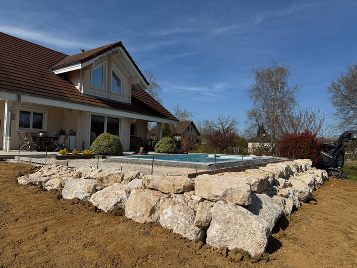 Piscine et aménagement avec enrochement naturel par La Batisse à Rahon 39120