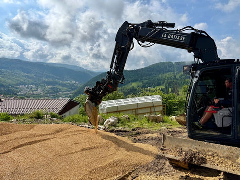 Création d'accès en granulats pour passage et livraison de la piscine avec notre équipe La Batisse