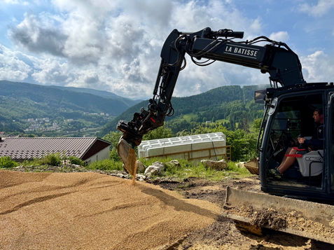 Création d'accès en granulats pour passage et livraison d'une piscine avec notre équipe La Batisse