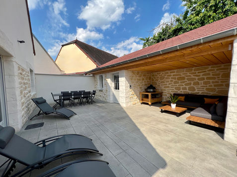 Réalisation d'une magnifique terrasse au coeur d'une maison de campagne en pierre... Notre Béton Décoratif lames bois s'intègre parfaitement à cet environnement typique...
La Batisse réalise vos terrasses en Béton Décoratif Matricé pleine masse dans le Jura, le Doubs, la Côte d'Or...