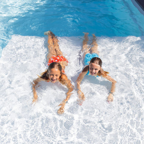 Piscine coque polyester Bay et sa plage immergée idéale pour les bains de soleil !