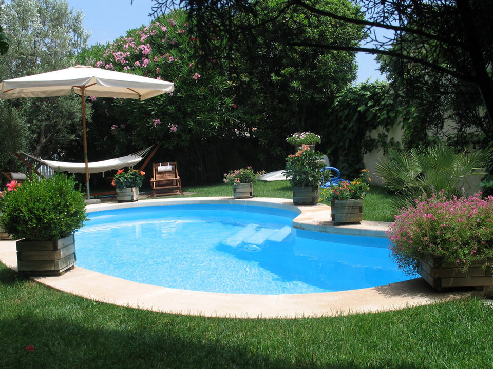 Piscine coque forme haricot modèle Elliptic Mon de Pra Bleue à découvrir chez votre pisciniste La Batisse dans le Jura.