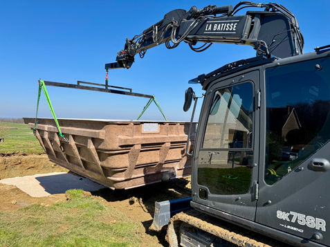 Mise en place de la piscine coque Unique 7 avec notre pelle Kobelco
