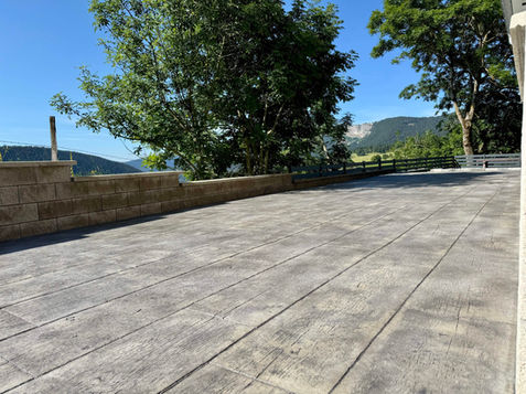 Béton Matriçage Bois Vintage pour cette jolie terrasse enclavée à Jougne dans le Doubs.
Notre équipe familiale la Batisse réalise le projet clé en main, travaux préparatoires, coulages, matriçage et finitions en quelques jours !
