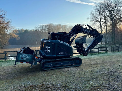 Pelle kobelco noire société La Batisse Etang de Rahon 39120