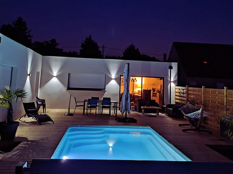 Ambiance lumineuse et contemporaine avec cette piscine Unique 6 Mon de Pra.