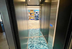 Intérieur ascenseur La Batisse Rahon 39120.jpg