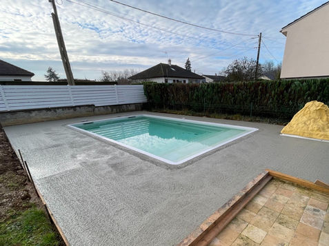 Coulage d'un Béton brut, dallage simple pour cet entourage de piscine prêt à toutes les finitions possibles.