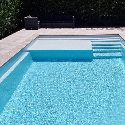 Piscine coque Mon de pra modèle Bay avec sa plage immergée.