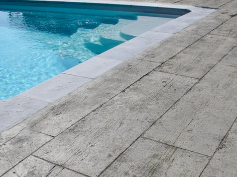 Piscine coque polyester Unique 9 Mon de Pra grise.

Margelles Ardoise gris perle

Béton Décoratif empreinte Bois.