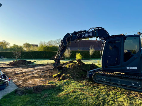 Terrassement de piscine avec notre pelle kobelco noire