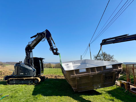 Livraison de la piscine Unique 7 en cours avec notre équipe La Batisse et notre fabricant Mon de Pra