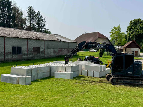 Livraison Blocs Béton avec La Batisse dans le Jura.