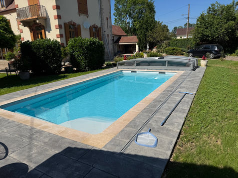 Margelles de piscine en Marbre Bois Doré autour d'une piscine Unique 8 Mon de Pra de 8,00 x 3,80 m