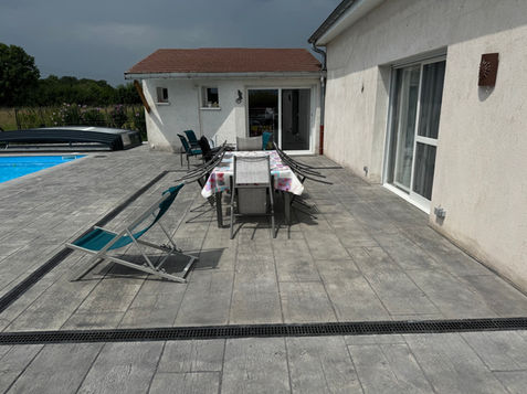 Terrasse et plage piscine Béton Bois Vintage cérusé gris La Batisse Rahon 39120.
