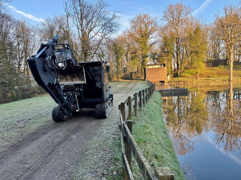 Pelle Kobelco noire de notre équipe La Batisse dans le Jura à Rahon 39120.