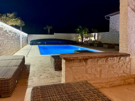 Abri piscine télescopique déployé vue nocturne