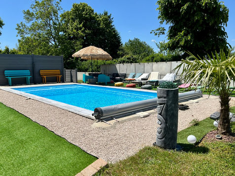 Piscine Mon de Pra Wide 75 de 7,50 x 3,90 m bleue avec mur en bloc béton. Aménagement clé en main avec notre équipe La Batisse dans le jura à Rahon 39120.