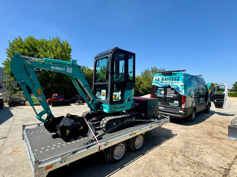 Mini-Pelle Kobelco La Batisse SK17SR pour vos réalisations aux touts petits accès.