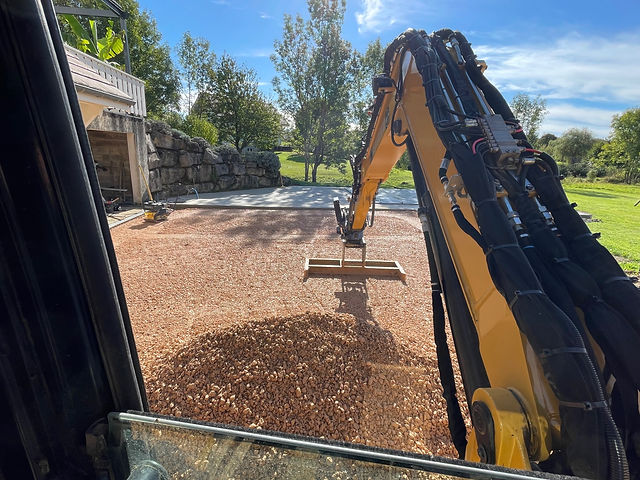 Terrassement mise en place de cailloux La Batisse Rahon 39120.jpeg