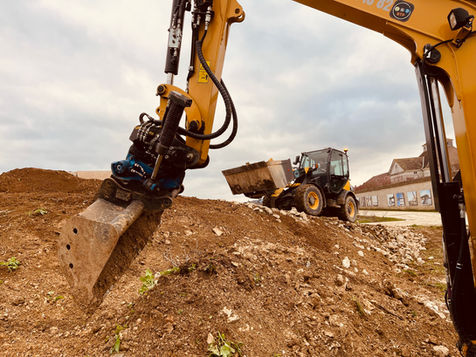Terrassement, décapage, talutage de ce terrain en digue pour la mise en forme d'une future passerelle pour la Saline Royale d'Arc-et-Senans située dans le Jura.

Des travaux dirigés par notre entreprise familiale La Batisse à Rahon 39120 sans aucune sous-traitance.