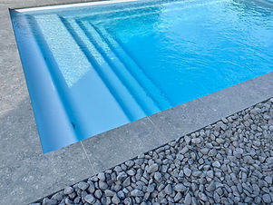 Escalier piscine Wide 65 grise La Batisse Rahon 39120.jpeg