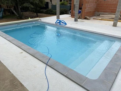 Béton brut pour plage de piscine avec finitions ultérieures au choix pour le client.