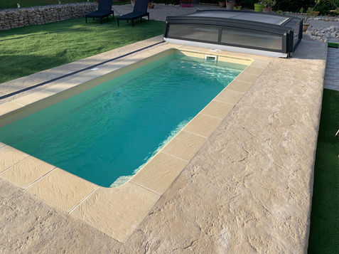 Aménagement d'un Béton Décoratif autour d'une mini piscine par La Batisse dans le Jura.