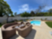 Piscine Bay 87 Blanche avec aménagement Béton Décoratif ton pierre.jpeg