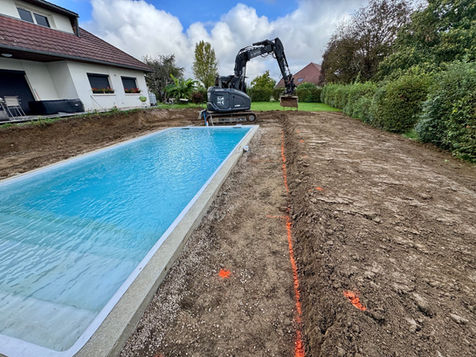 Décapage total en cours de la zone plage piscine avec notre pelle Kobelco.