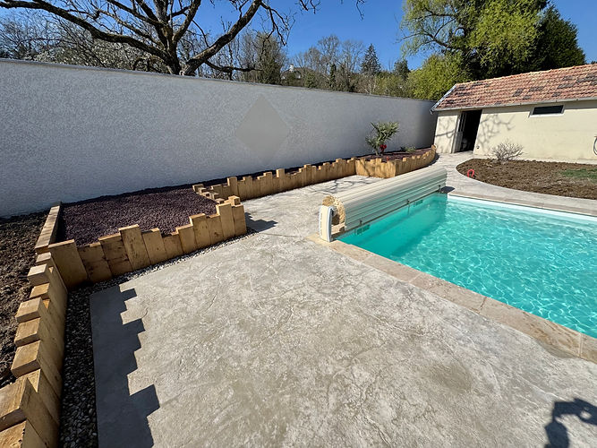 Plage de piscine en Béton Rocher ton pierre et Aménagement Paysager La Batisse Rahon 39120