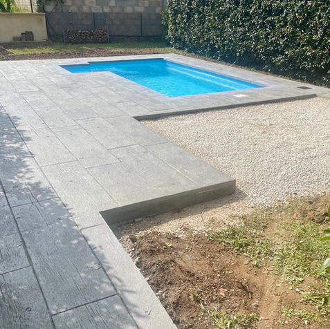 Petite piscine Smart Joker Bleue et sa plage en Béton Décoratif aspect lames bois vintage.