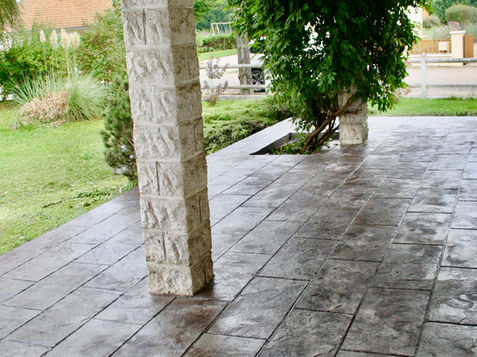 Terrasse en Béton Décoratif imitation Dalles de Bourgogne grises.

Un aménagement réalisé par votre spécialiste des Bétons Décoratifs dans le Jura, société La Batisse à Rahon 39120.