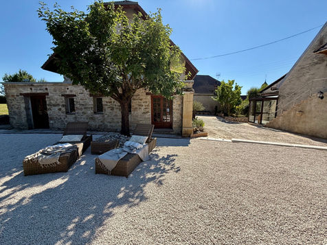 Nouvelle terrasse gravillonnées pour la terrasse de la Longère au coeur du Gîte le Petit Refuge à Rahon 39120 dans le Jura
