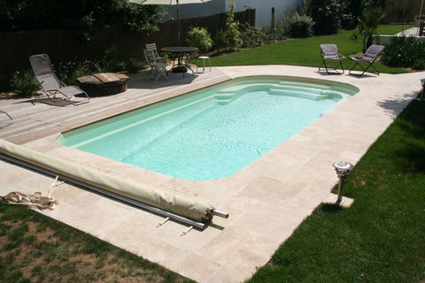 Piscine coque Mon de Pra Beige modèle Relax fond incliné.
La piscine est sécurisé avec une couverture à barres 4 saisons.