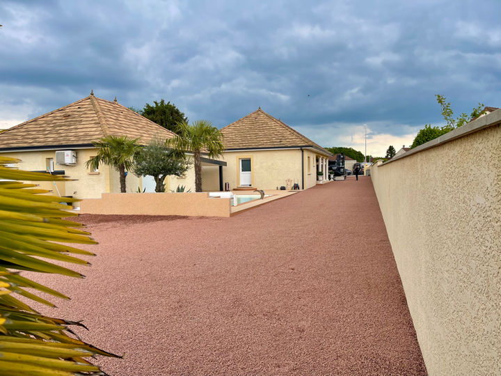 Aménagement d'une cour en gravier stabilisés avec La Batisse Rahon 39120