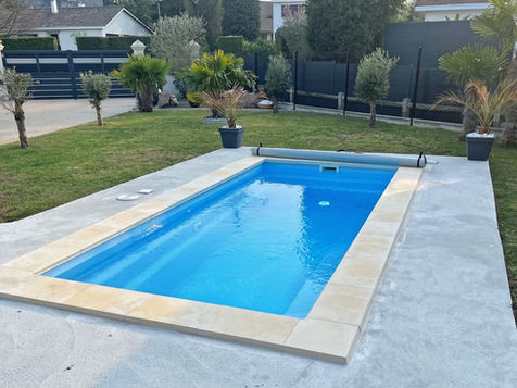 Entourage de piscine en Béton brut prêt aux finitions ultérieures.