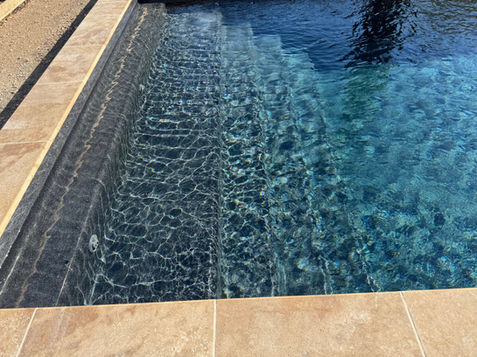 Piscine Estela 65 Ceramic de Luxe Onyx et Margelles en Travertin
