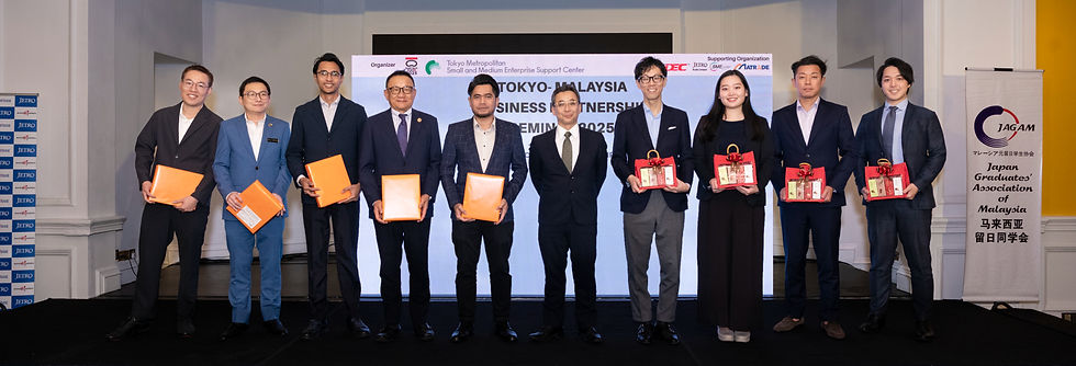 マレーシアの関連公社の代表者、登壇者およびアドバイザーとの集合写真です。