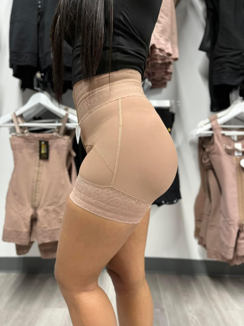 Lunita Hourglass Short | Accari Boutique