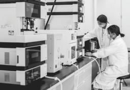 Scientists working in the Hujump hot melt adhesive R&D lab