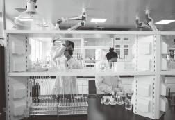 Scientists working in the Hujump hot melt adhesive R&D lab.
