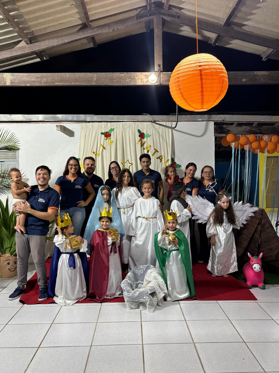 Equipe e alunos do CEUS em apresentação natalina