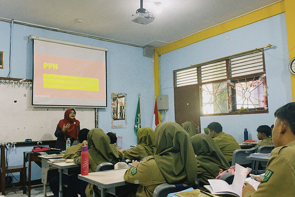 Ibu Ferra Fijantari, with the help of technology, efficiently discusses her mathematics lesson to the students.