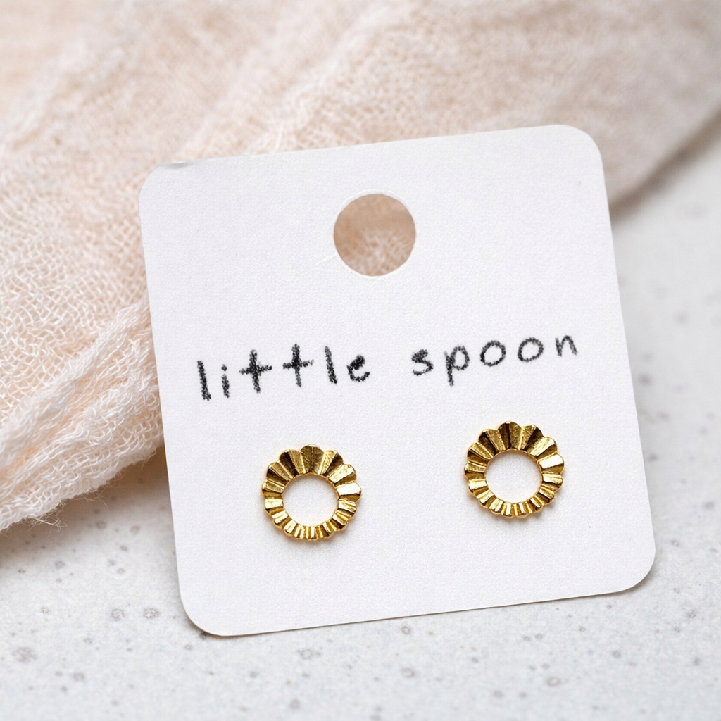 Pleated circle studs gold