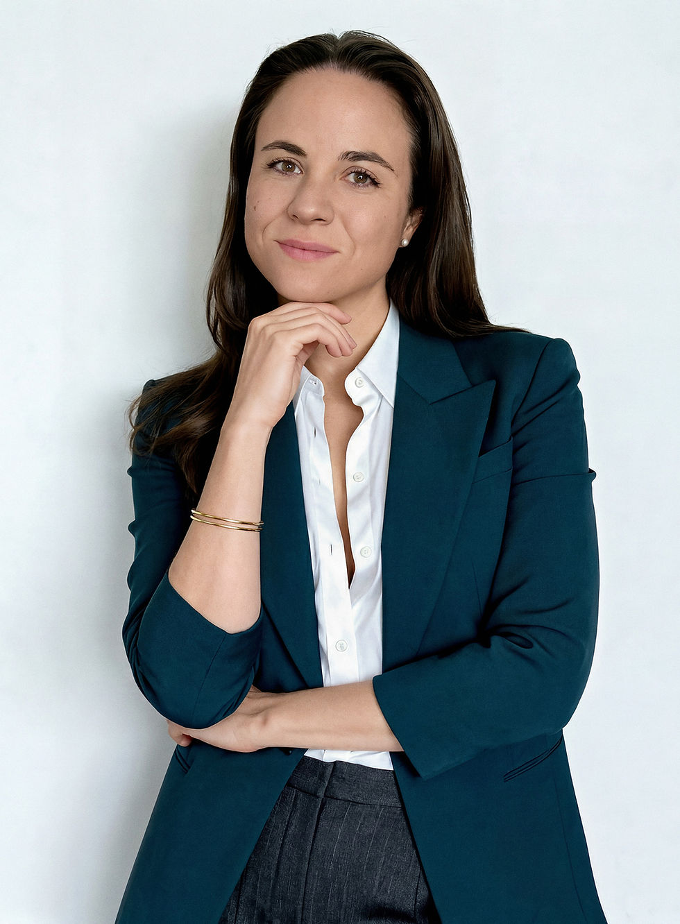Aline Pasqualetto in a dark blazer with hand on chin, representing her busines ALINE your HEALTH.