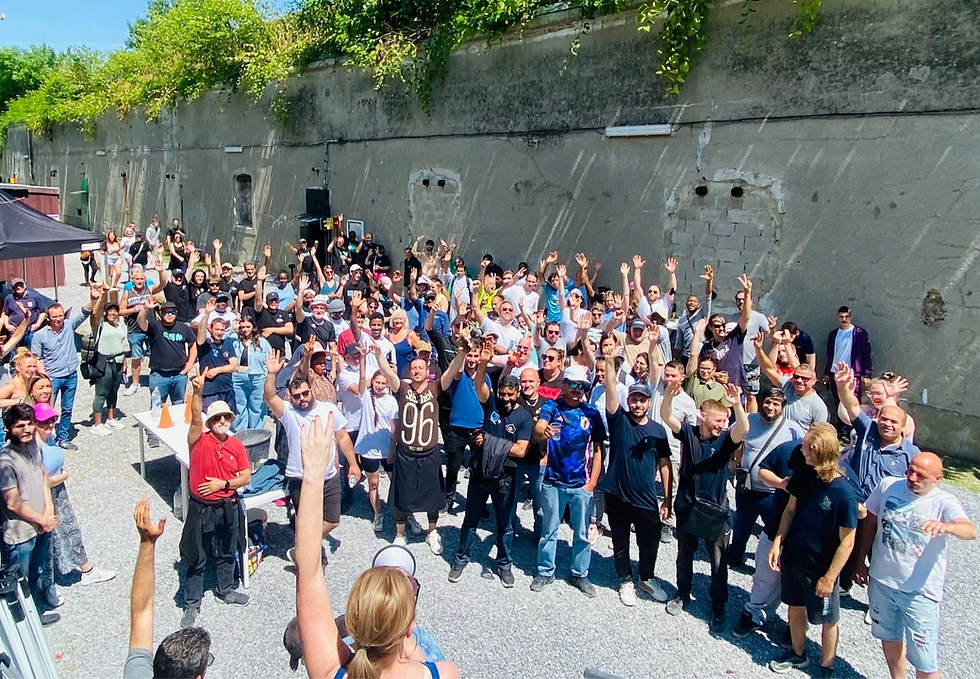 Média mains en l'air.JPG