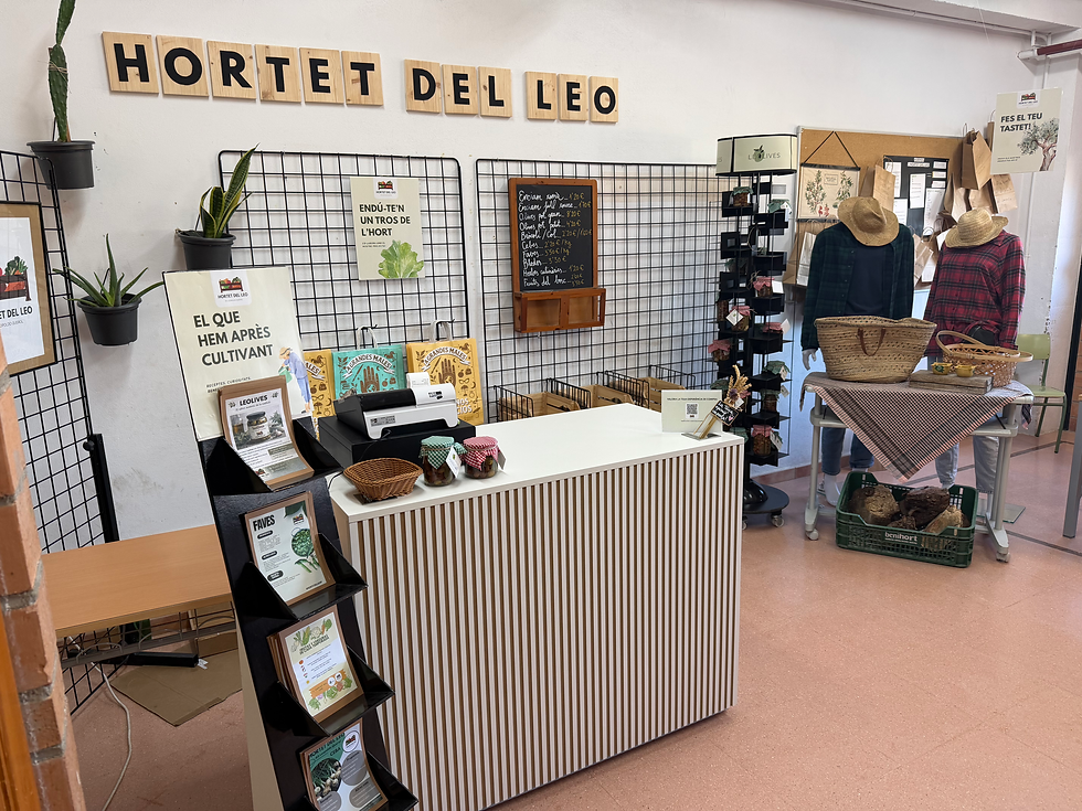 Vista frontal de la tienda de huerto recién inaugurada con plantas y herramientas en exhibición
