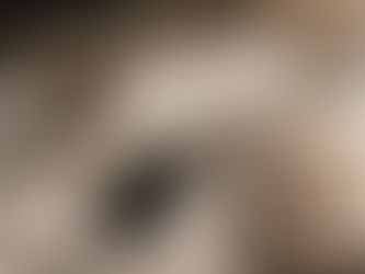 Ein Smartphone liegt neben einer Kaffeetasse und einem Notizblock auf einem hellen Tuch im warmen, schattigen Sonnenlicht.